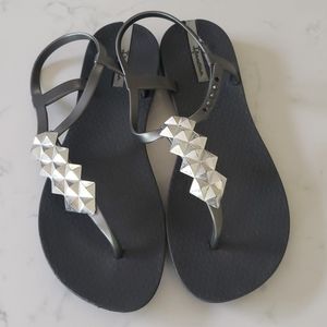 Ipanema silver and gray thong sandal sz 7